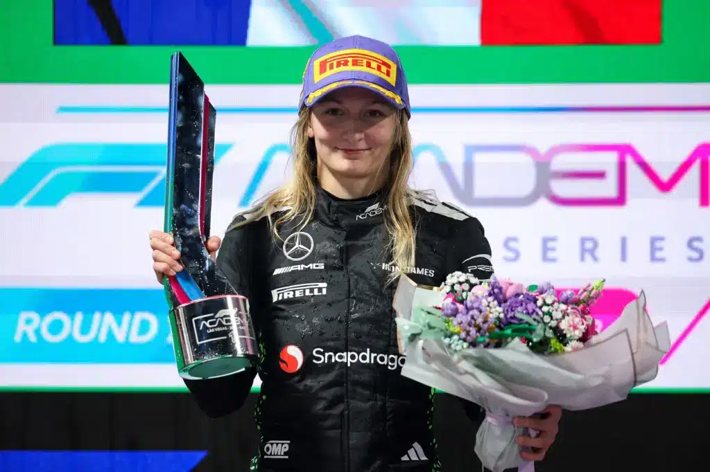 Doriane Pin, F1 Academy, LEGO virágcsokorral