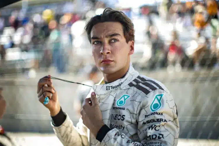 Russell Hamilton helyére, vagy ismét mellé kerülhet?