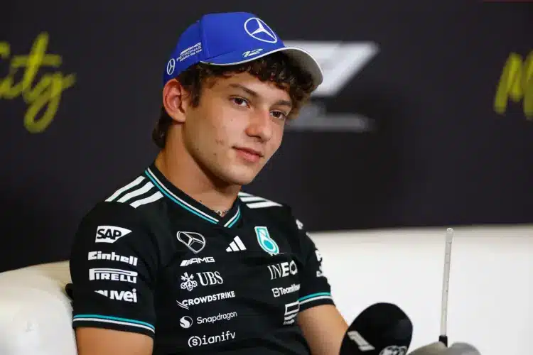 „Meglesték” Andrea Kimi Antonellit, a kép pedig meghatotta a Senna-rajongókat „Meglesték” Andrea Kimi Antonellit, a kép pedig meghatotta a Senna-rajongókat