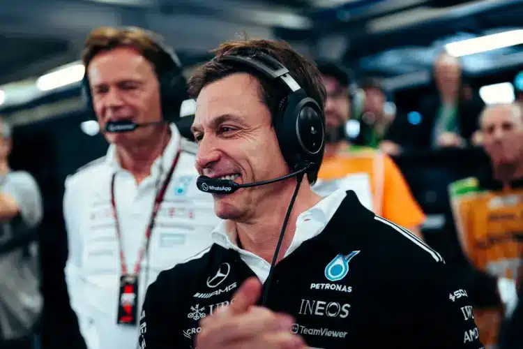Wolff eladna a Mercedes F1-ben lévő részesedéséből!