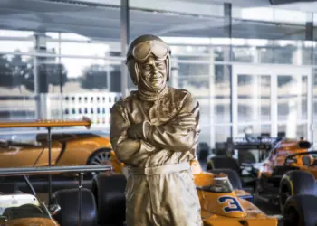 Felfoghatatlan vandalizmus: Bruce McLaren és családtagjai sírját megrongálták
