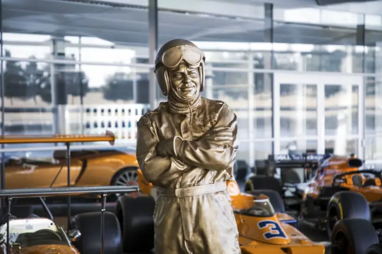 Felfoghatatlan vandalizmus: Bruce McLaren és családtagjai sírját megrongálták