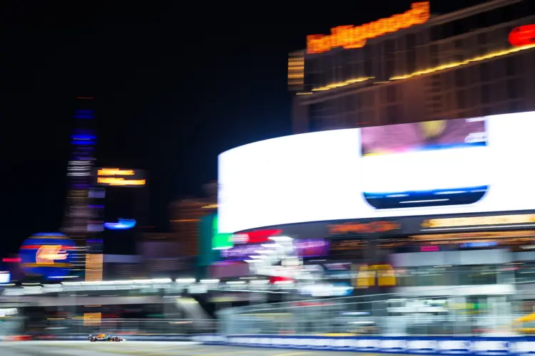 Az F1-es Las Vegas-i Nagydíjon gyakori a fűszag – Ez az oka!