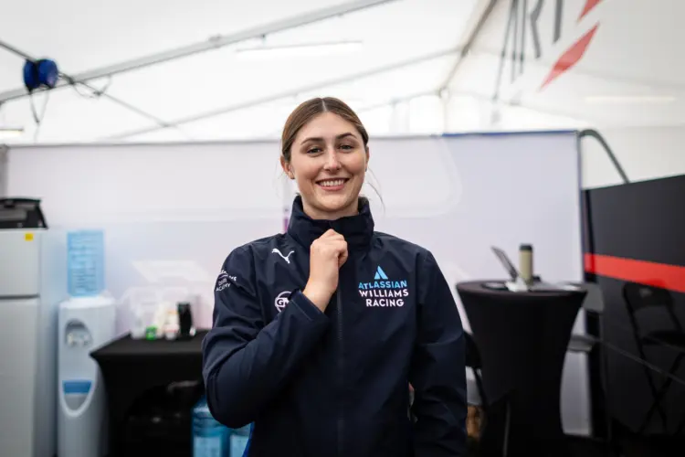 Szakágat vált az F1 Academy versenyzője, és apja nyomdokaiba lép Szakágat vált az F1 Academy versenyzője, és apja nyomdokaiba lép