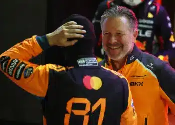 Megint kapja az ívet Piastri Browntól, és még az Alpine is szóba került