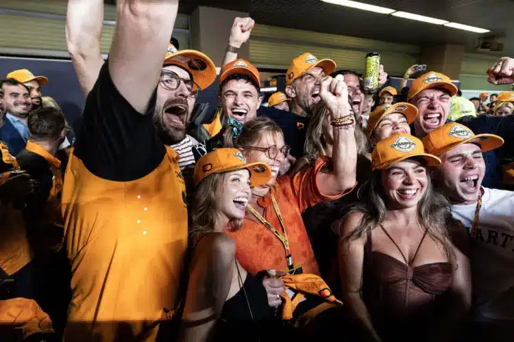 Best of: 30 fotó Lando Norris, családjával és McLarennel közös ünnepléséről! Best of: 30 fotó Lando Norris, családjával és McLarennel közös ünnepléséről!