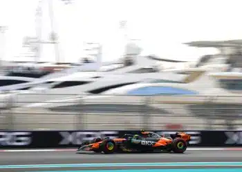 Norris nyitott az élen, Piastri autóba se ült, és két Leclerc volt a pályán