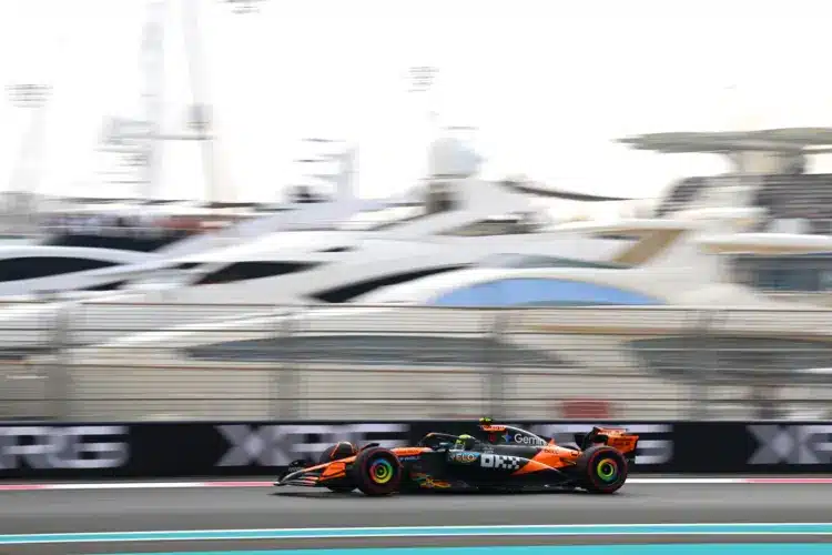 Norris nyitott az élen, Piastri autóba se ült, és két Leclerc volt a pályán