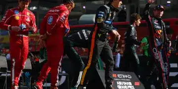 Charles Leclerc (Ferrari), Lewis Hamilton (Ferrari), Oscar Piastri (McLaren), Max Verstappen (Red Bull), háttérben Andrea Kimi Antonelli (Mercedes)