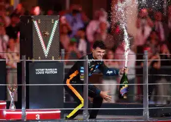 Ugyan világbajnok lett Norris, a neki járó trófeát még nem kapta meg, és nem is lehet az övé