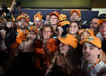 Norris bulizni ment a bajnoki cím megszerzése után: Videón, ahogy teli torokból énekel