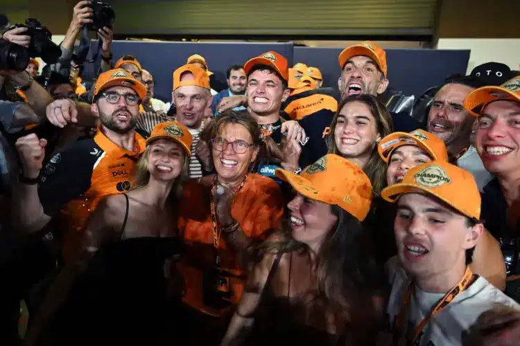 Norris bulizni ment a bajnoki cím megszerzése után: Videón, ahogy teli torokból énekel