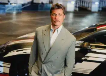 Brad Pitt valami ismertebb parkolószolgálatosra bízza az új Mercedes-AMG GT-jét, hiba volt