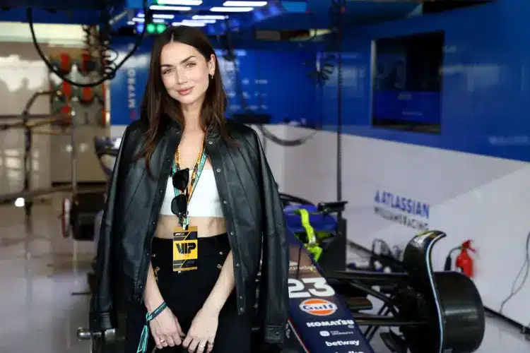 Menekült az F1-es rajtrácson a Bond-lány Menekült az F1-es rajtrácson a Bond-lány