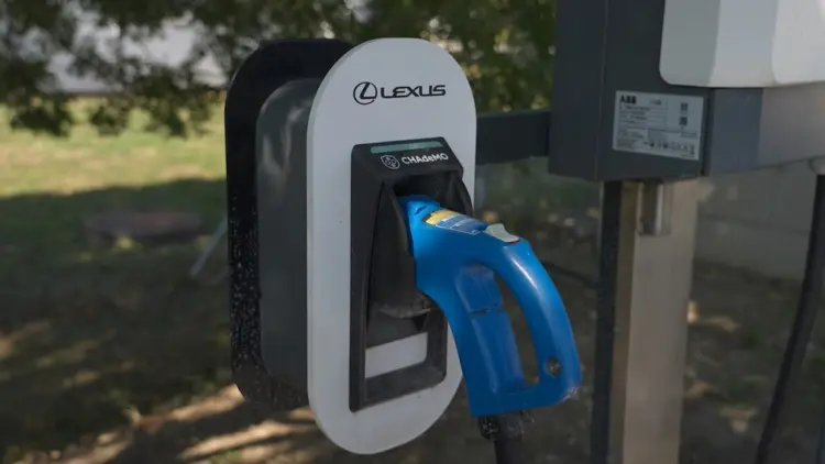 Az ABB és a Toyota együtt alakítják az e-mobilitás jövőjét Az ABB és a Toyota együtt alakítják az e-mobilitás jövőjét