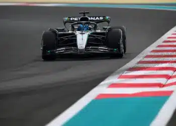 Russell az élen az év utolsó szabadedzésén, Hamilton a falban végezte, Antonelli pedig megbontotta Tsunoda autóját