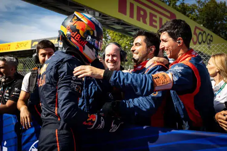 Brutális balesetet úszott meg a Red Bull pilótája – videó Brutális balesetet úszott meg a Red Bull pilótája – videó