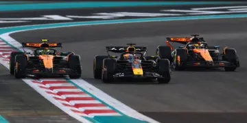 Balról jobbra: Lando Norris, Max Verstappen és Oscar Piastri, a rajt után szinte egymás mellett. 2025 Abu Dhabi