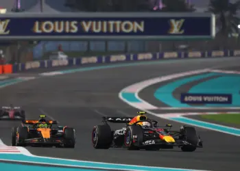 Elárulta Tsunoda, hogy miért ment át rajta olyan könnyen Norris