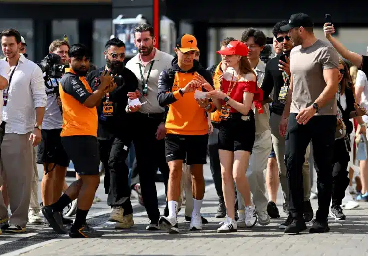 A szelfiző rajongók már megnehezítik az F1-ben dolgozók munkáját