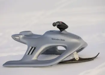 Évek óta nem láttunk ennyi havat: Itt a lista a legmenőbb autómárkás szánkókról, BMW-től a Ferrariig