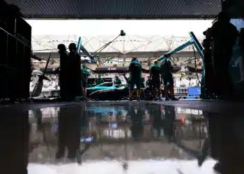 Aston Martin a garázs előtt Abu Dhabiban, szerelőkkel körülvéve. F1 2025