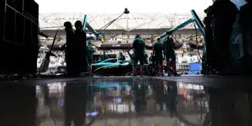 Aston Martin a garázs előtt Abu Dhabiban, szerelőkkel körülvéve. F1 2025