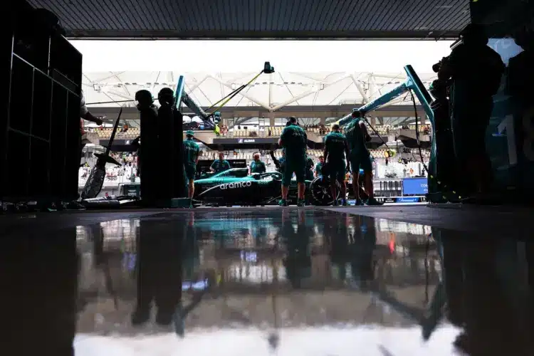 Aston Martin a garázs előtt Abu Dhabiban, szerelőkkel körülvéve. F1 2025
