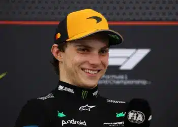 Már tud mosolyogni a korábbi szerződésbotrányán Piastri