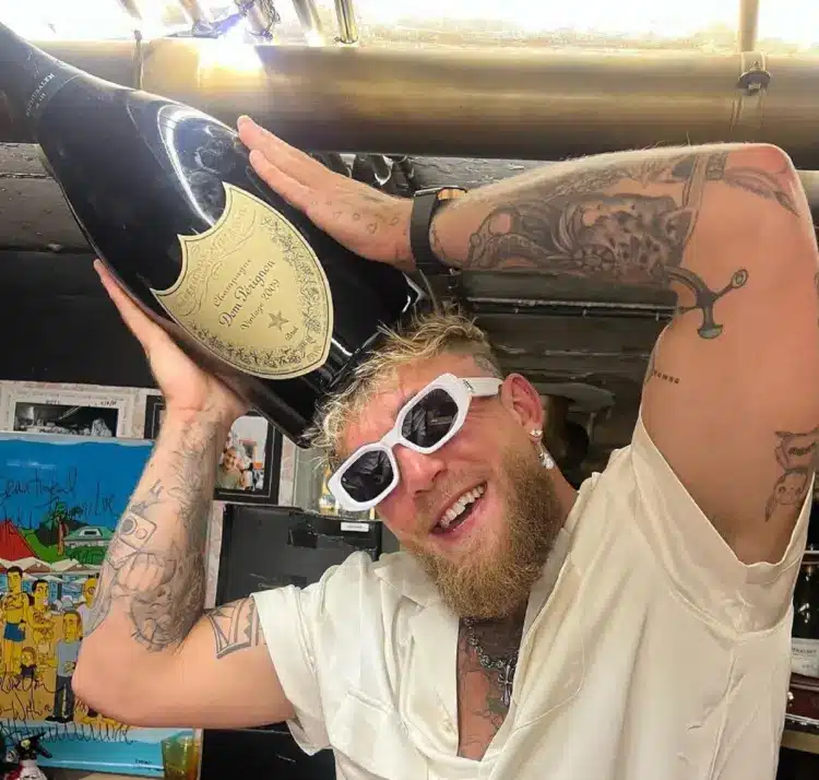 Forma-1-es futamot rendezne telkén a világ legnagyobb szélhámosa