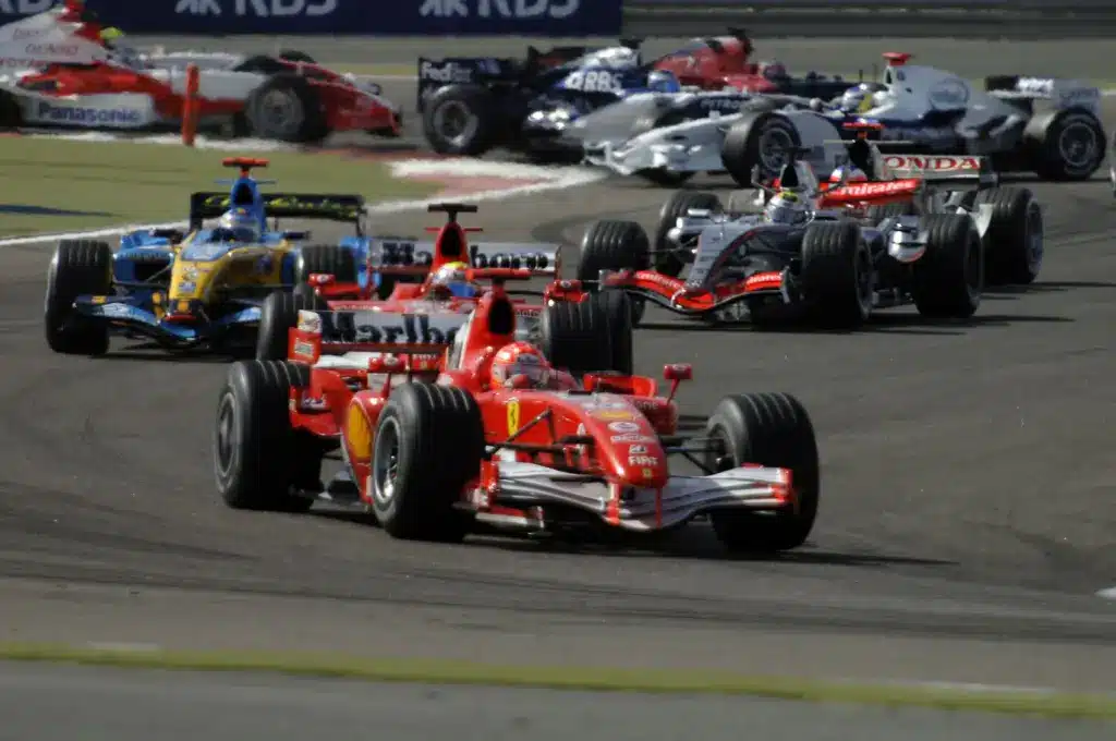 2006-os F1-es versenyjelent, nem sokkal rajt után, Schumacherrel az élen