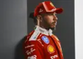 Lewis Hamilton a Ferrari 2026-os stúdiófotózásán