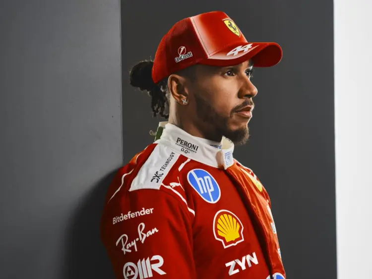 Lewis Hamilton a Ferrari 2026-os stúdiófotózásán