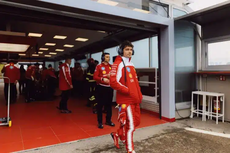 Charles Leclerc épp kilép a fioranói garázsból
