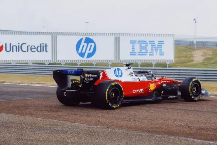 Mi történt Hamilton autójával a bejáratáson?