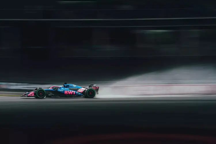 Kiszivárgott az Alpine vizes tesztje, így szól az idei Mercedes motor élőben!