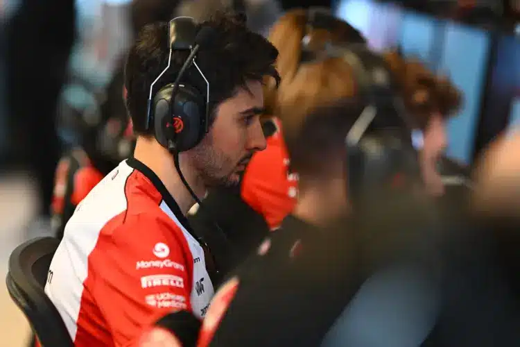 Esteban Ocon mérnökök közt ül, fejhallgatóval a fején