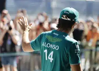 Utcai hiperautóval száguldozott Fernando Alonso