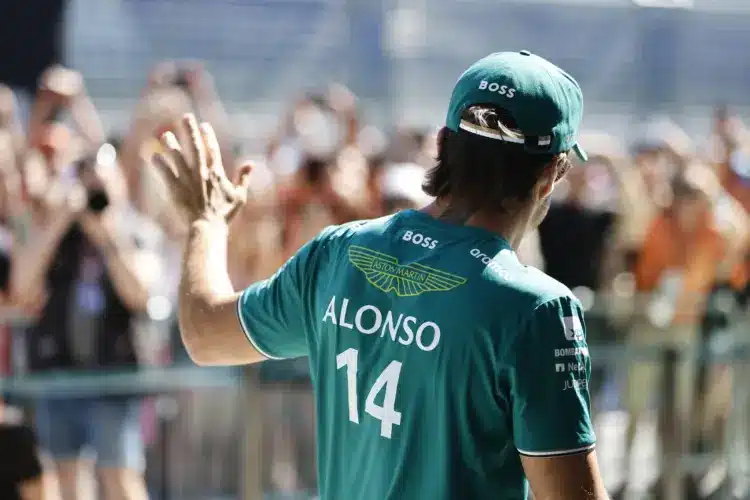 Utcai hiperautóval száguldozott Fernando Alonso