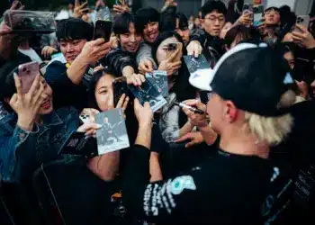 Bottas egy 1985-ös F1-es Ferrari volánja mögé ül, mielőtt visszatér