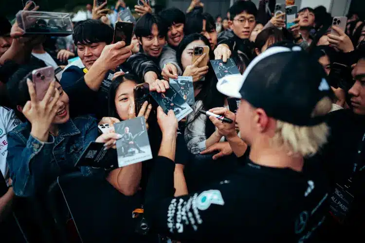 Bottas egy 1985-ös F1-es Ferrari volánja mögé ül, mielőtt visszatér