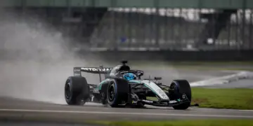 George Russell a 2026-os f1-es barcelonai szezon előtti teszten, a Mercedes volánja mögött