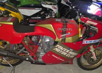 Mint a filmekben: az FBI lecsukta a ritka motorkollekció gazdáját, az egykori olimpikont Mint a filmekben: az FBI lecsukta a ritka motorkollekció gazdáját, az egykori olimpikont