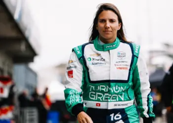Simona De Silvestro sétál a boxutcában (IndyCar)