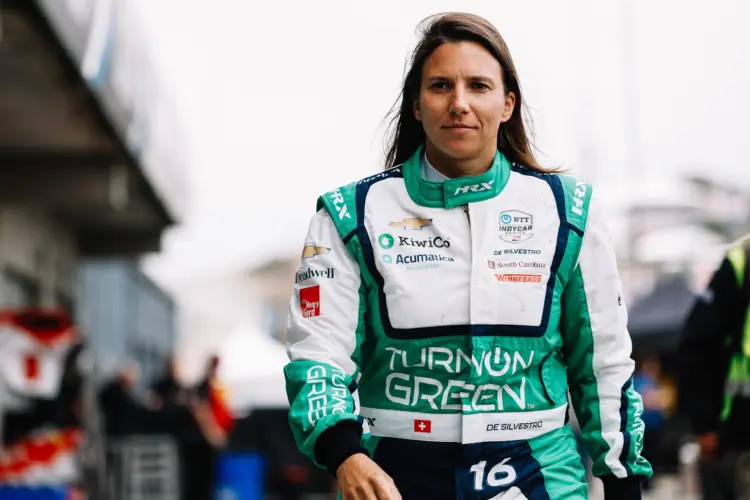 Simona De Silvestro sétál a boxutcában (IndyCar)