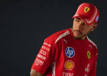 Lewis Hamilton a Ferrari 2026-os stúdiófotózásán