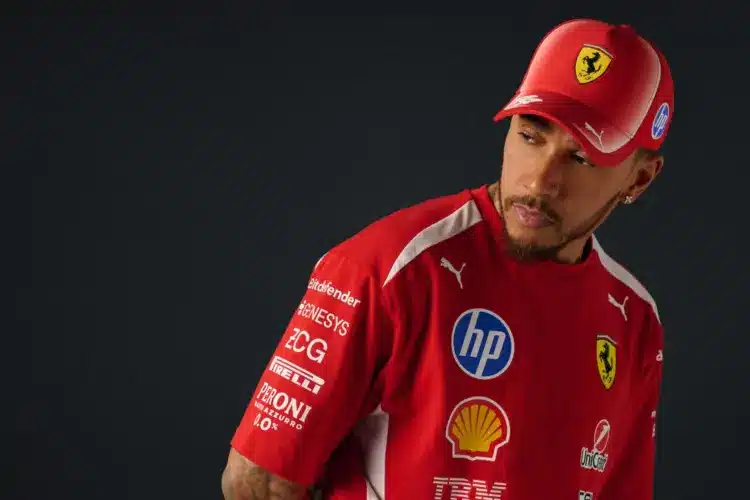 Lewis Hamilton a Ferrari 2026-os stúdiófotózásán