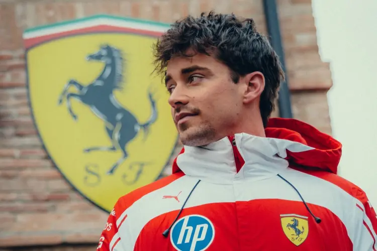 Charles Leclerc portré Ferrari logó előtt