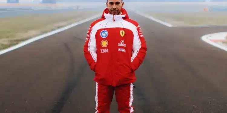 Lewis Hamilton áll a fioranói pálya közepén