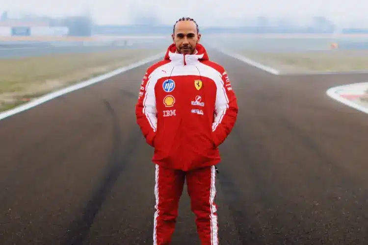 Lewis Hamilton áll a fioranói pálya közepén
